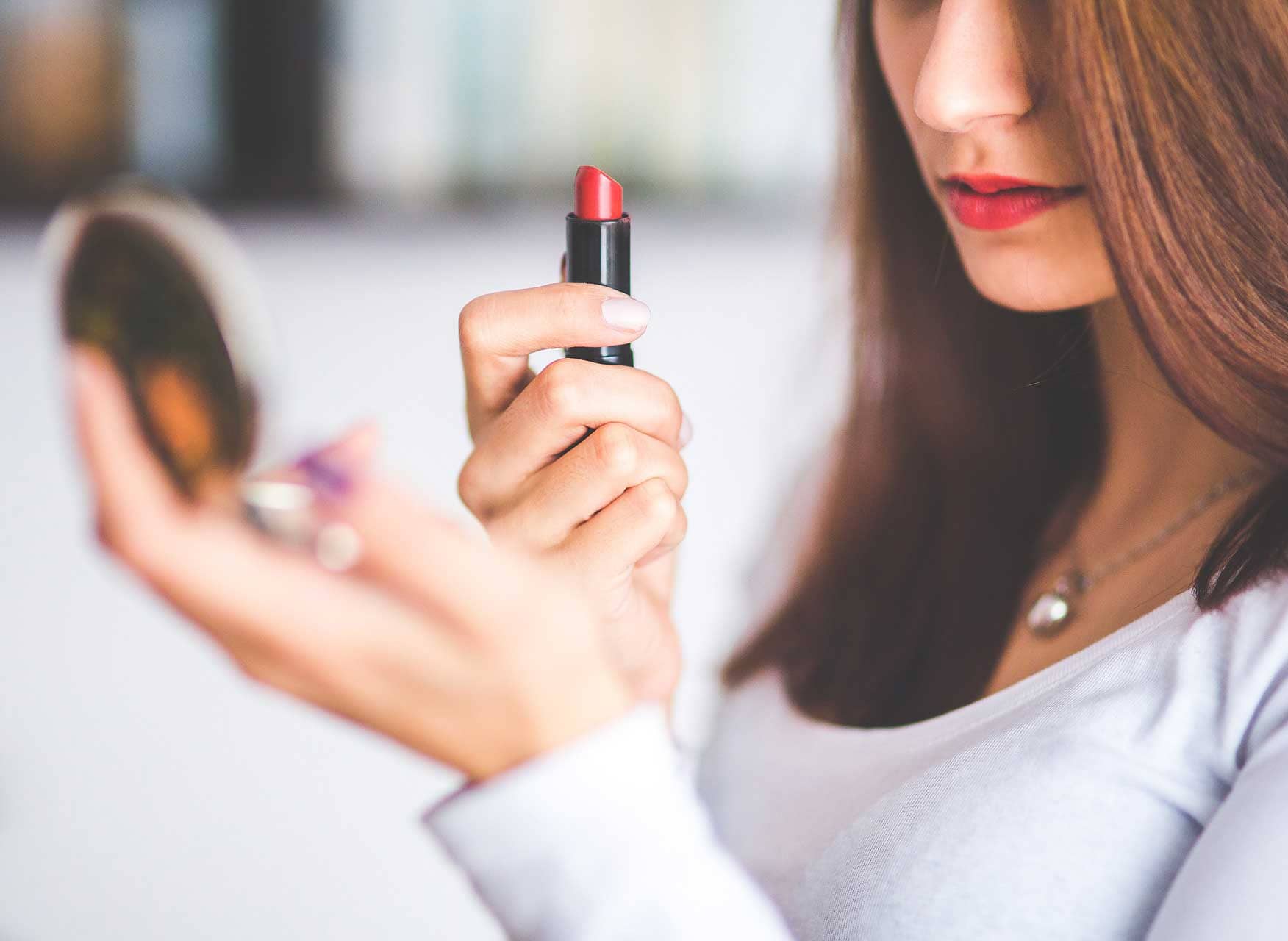 vrouw die lippenstift opdoet